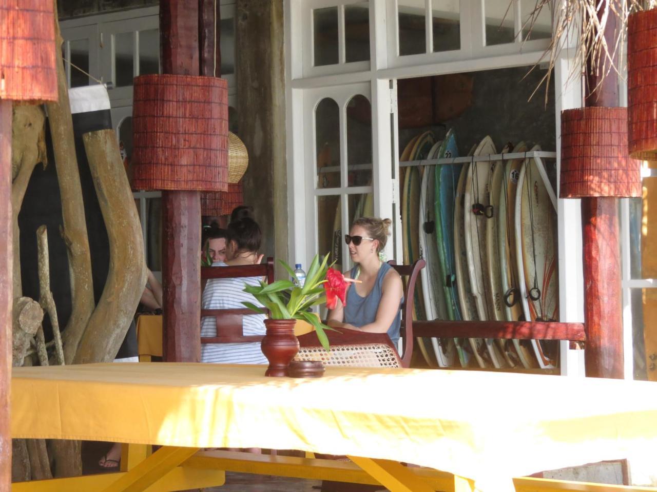 Mountain Wave Hotel And Surfshop Hikkaduwa Exterior foto